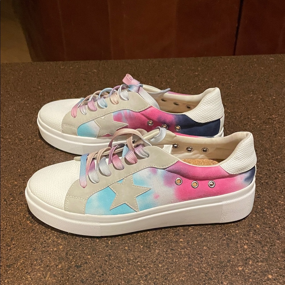 Colorful Women's yellow box elepsis Sneakers size 9.5